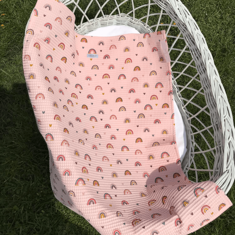 Kocyk otulacz różowy wafelek w tęcze Rozmiar 75/100 cm
