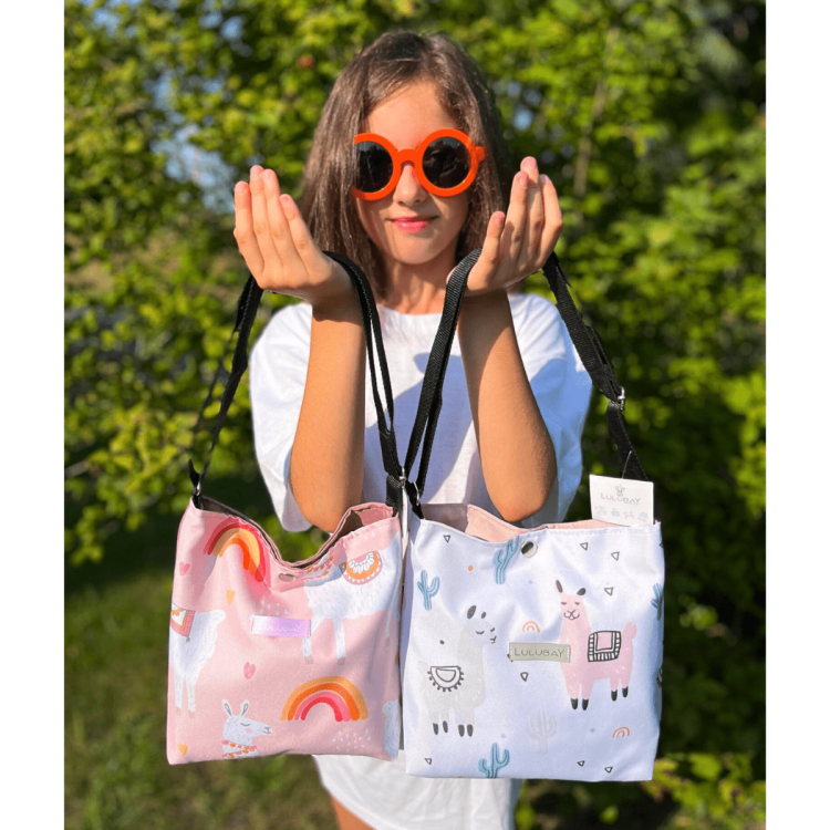 Torebka, torebeczka dla dziewczynki lamy na białym tle