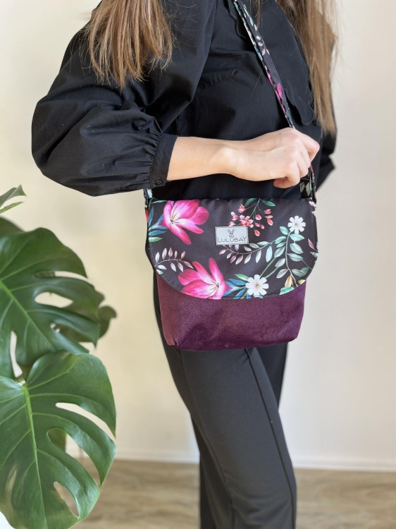 Welurowa torebka w kwiaty, listonoszka damska