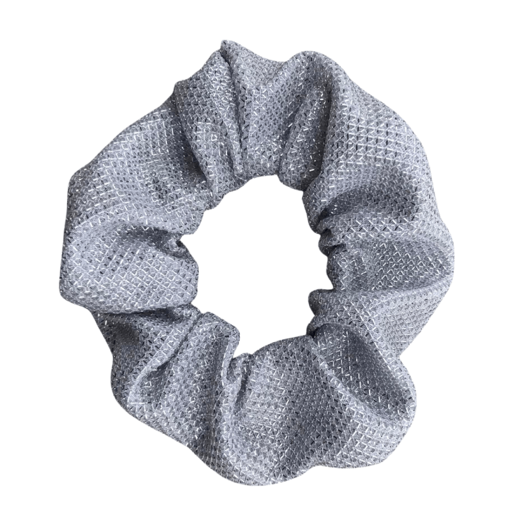 Srebrna gumka do włosów scrunchie